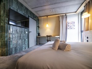 Escritorio, espacio para trabajar con laptop y cortinas blackout