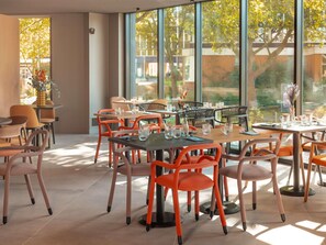 Petit déjeuner buffet (20.00 EUR par personne)