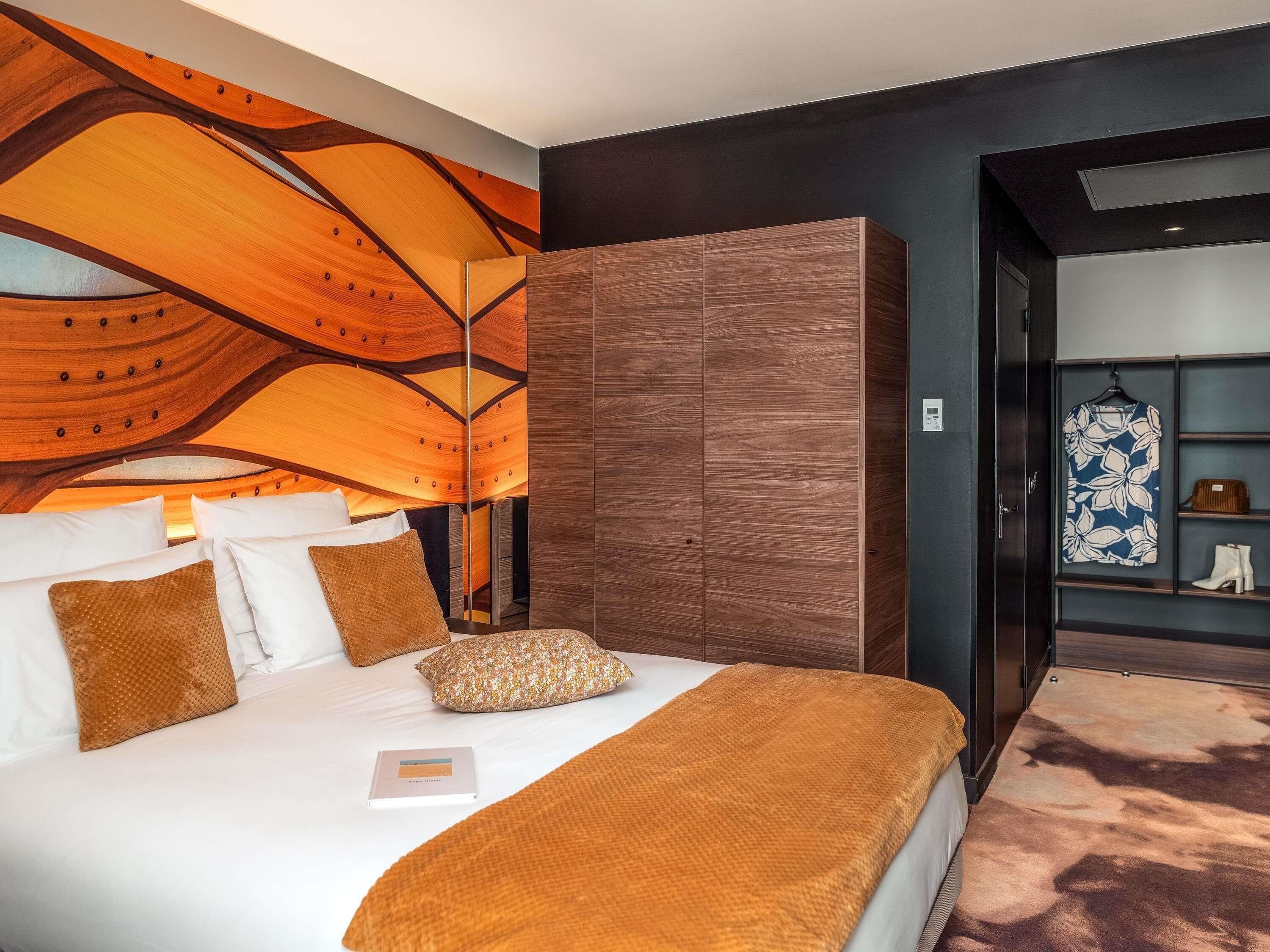 Luxe beddengoed, een minibar, een kluis op de kamer, een bureau