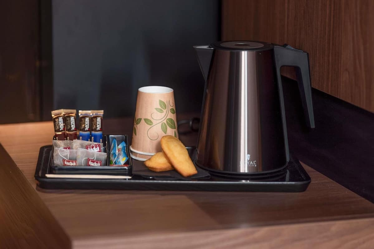 Ropa de cama de alta calidad, minibar, caja fuerte y escritorio