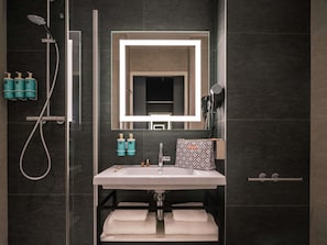 Ropa de cama de alta calidad, minibar, caja fuerte y escritorio