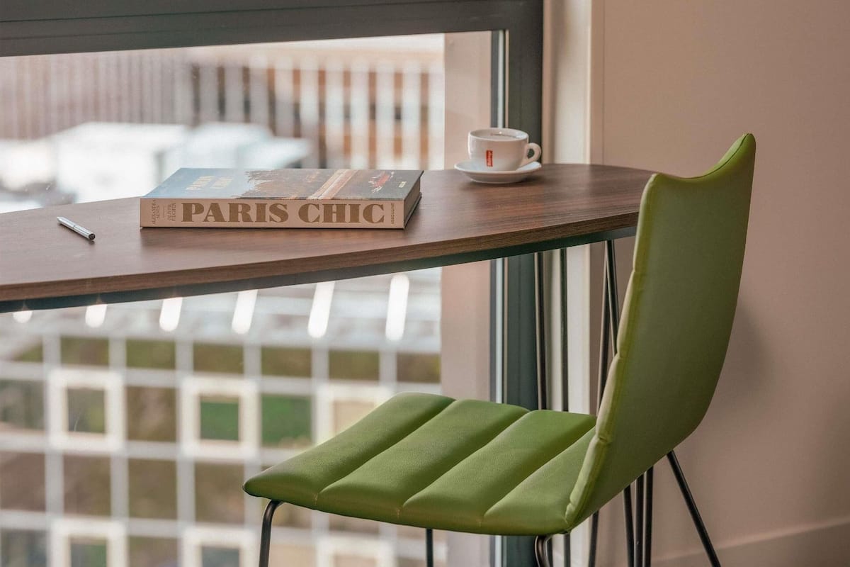 Bộ đồ giường cao cấp, minibar, két bảo mật tại phòng, bàn