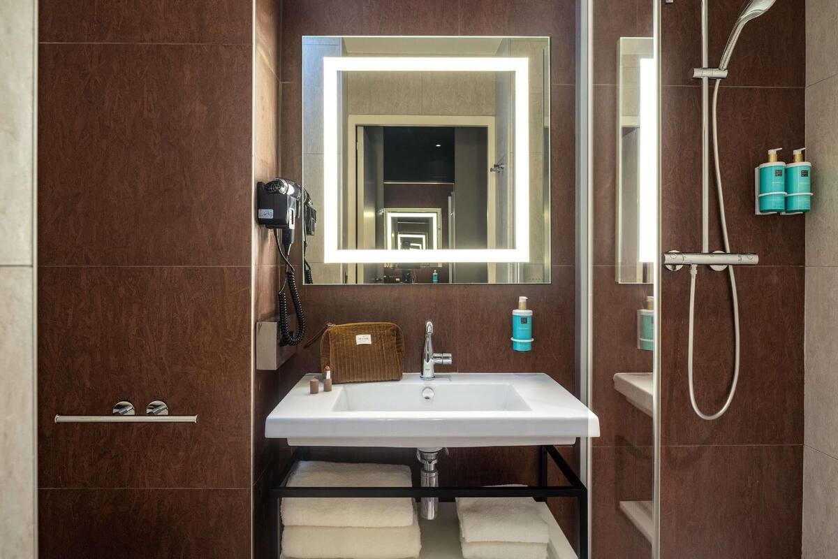 Premium bedding, minibar, in-room safe, desk