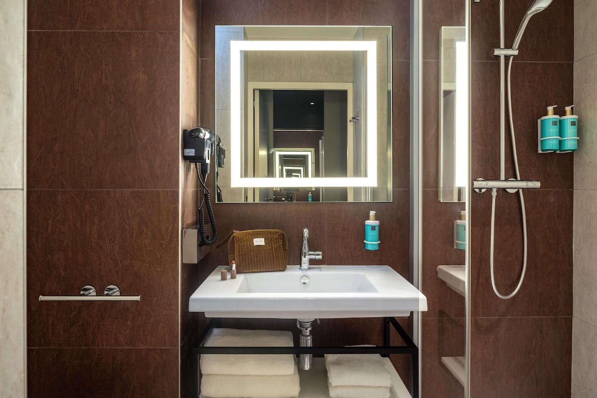 Ropa de cama de alta calidad, minibar, caja fuerte y escritorio