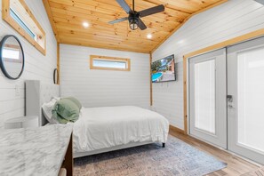4 bedrooms, desk, travel crib, free WiFi