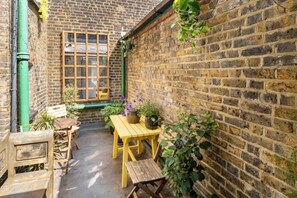Outdoor dining - Characterful, Recently Renovated 1890s Heritage Home in Spitalfields Market (London)