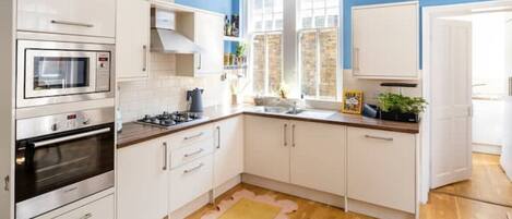 Kühlschrank, Mikrowelle, Ofen, Herdplatte