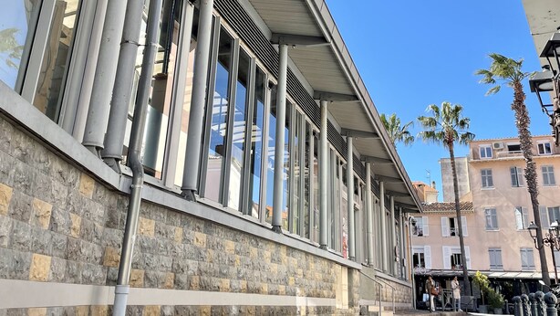 A building with a stone facade, large windows, and a paved entrance area. - Joli Cocon au Cœur de Ville et à 2 pas des Plages (Saint-Raphaël)