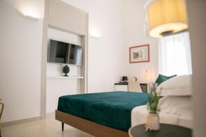 3 bedrooms, in-room safe, desk, free WiFi