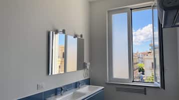 Superior Quadruple Room | Bathroom | Shower, rainfall showerhead, hair dryer, bidet