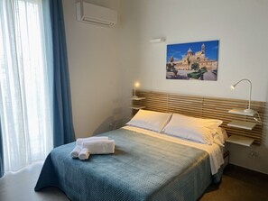 Habitación cuádruple superior | Caja de seguridad en la habitación, escritorio y wifi gratis 