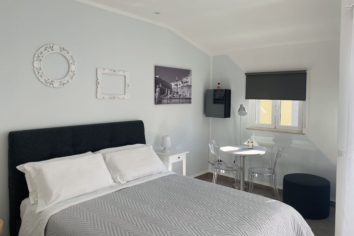 Deluxe Quadruple Room | In-room safe, desk, free WiFi, bed sheets