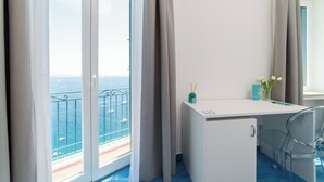 Una habitación moderna con balcón, escritorio y silla.