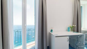 Deluxe-Zimmer, 1 Queen-Bett, Balkon, Meerseite | 1 Schlafzimmer, hochwertige Bettwaren, Betten mit Memory-Foam-Matratzen