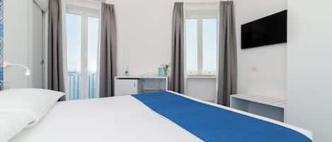 Deluxe Room, 1 Queen Bed, Balcony, Sea Facing