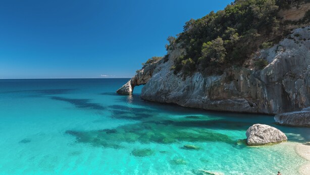 A coastal landscape with clear turquoise waters, rocky cliffs, and sparse vegetation. - I Mandorli - Lovely loft in Sardinia (Loceri)
