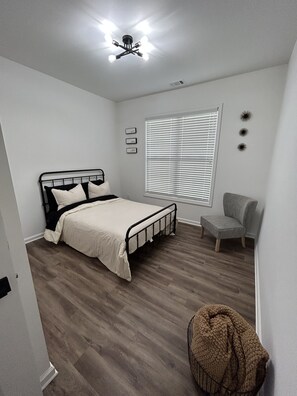 3 bedrooms, iron/ironing board, WiFi, bed sheets