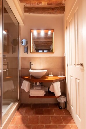 Chambre (5 Jara) | Salle de bain | Articles de toilette (gratuits), séchoir à cheveux