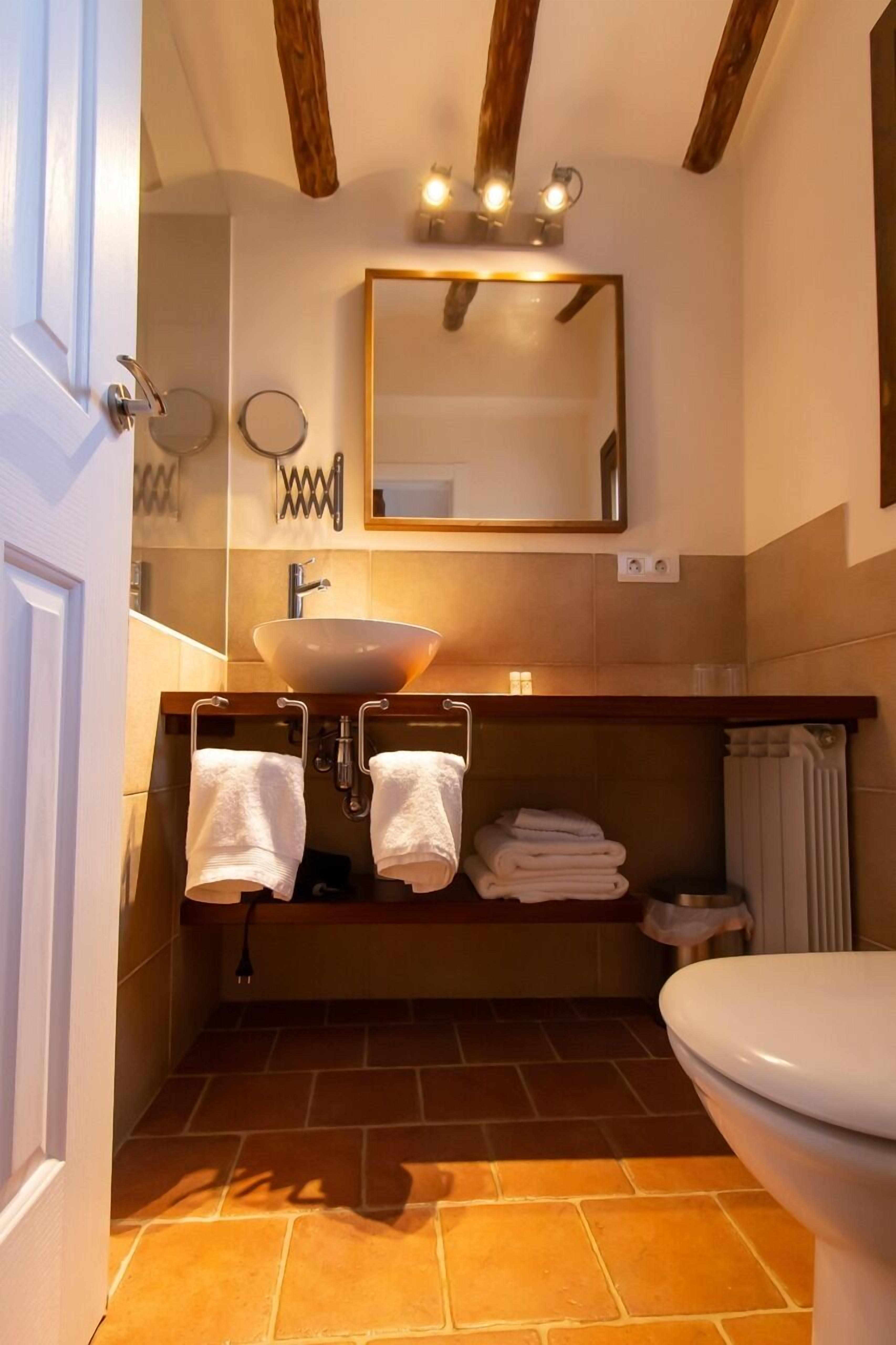 Twin Room (10 Retama) | Bathroom | Free toiletries, hair dryer