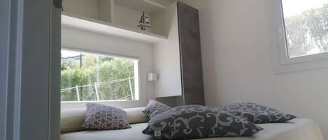 2 عدّة غرف نوم وواي فاي وملاءات أسرّة