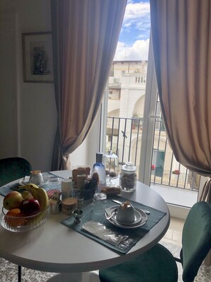 Double room with private bathroom | In-room dining - BeB dai Mimmi (Gravina in Puglia)