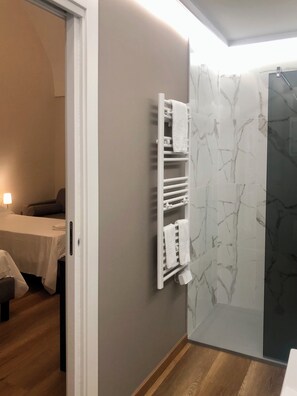 Shower, rainfall showerhead, free toiletries, hair dryer - BeB dai Mimmi (Gravina in Puglia)