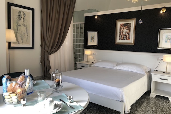 Double room with private bathroom | Seprai premium, selimut bulu angsa, dan brankas