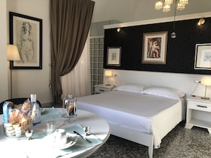 Double room with private bathroom | 1 chambre, literie de qualité supérieure, couette en duvet d'oie