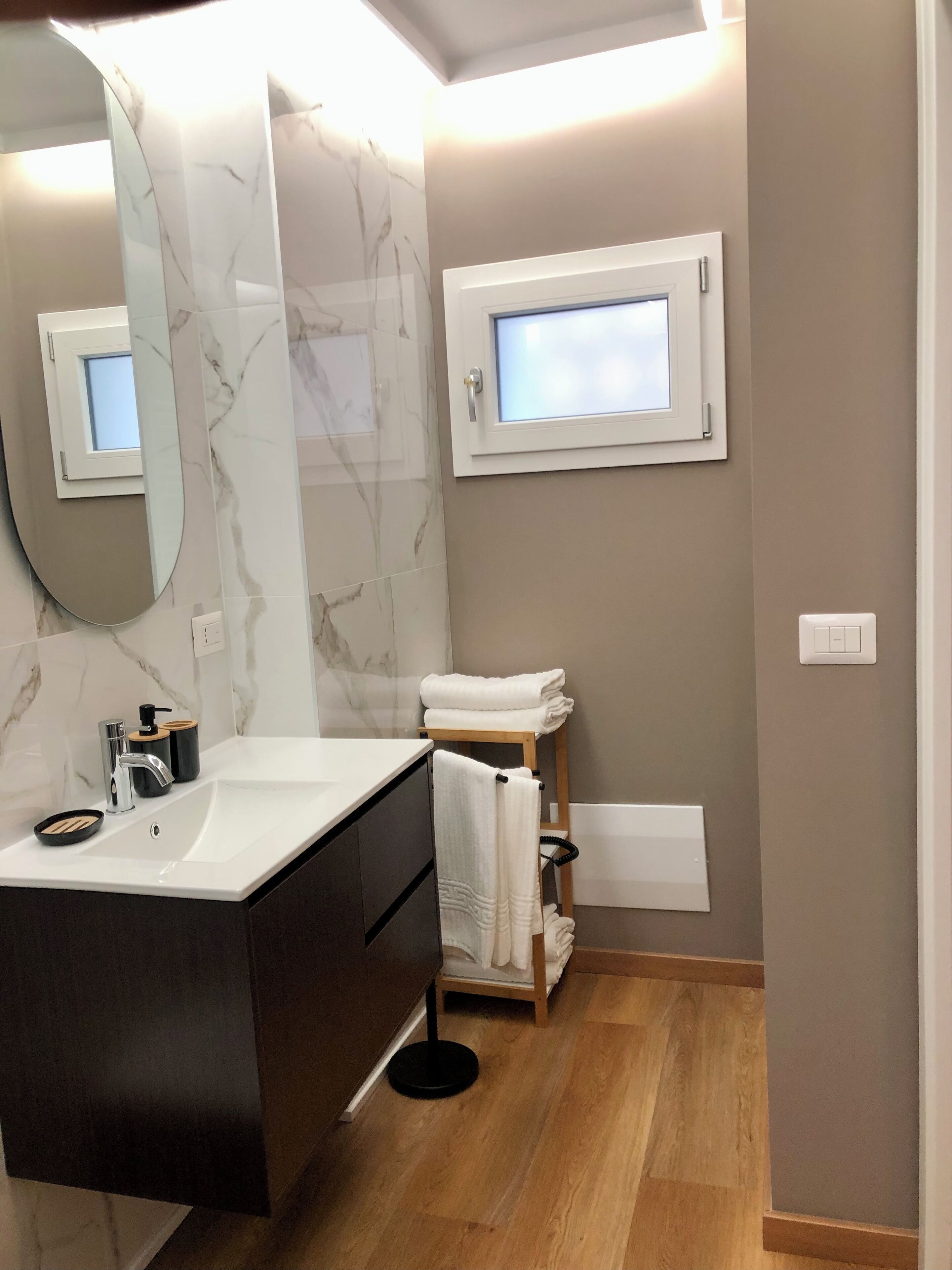 Shower, pancuran hujan, perlengkapan mandi gratis, dan pengering rambut