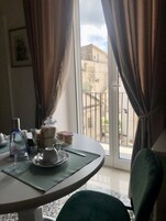 Double room with private bathroom | Roupas de cama premium, edredons de pluma, cofres nos quartos