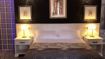 Double room with private bathroom | Premium bedding, down comforters, in-room safe, individually furnished