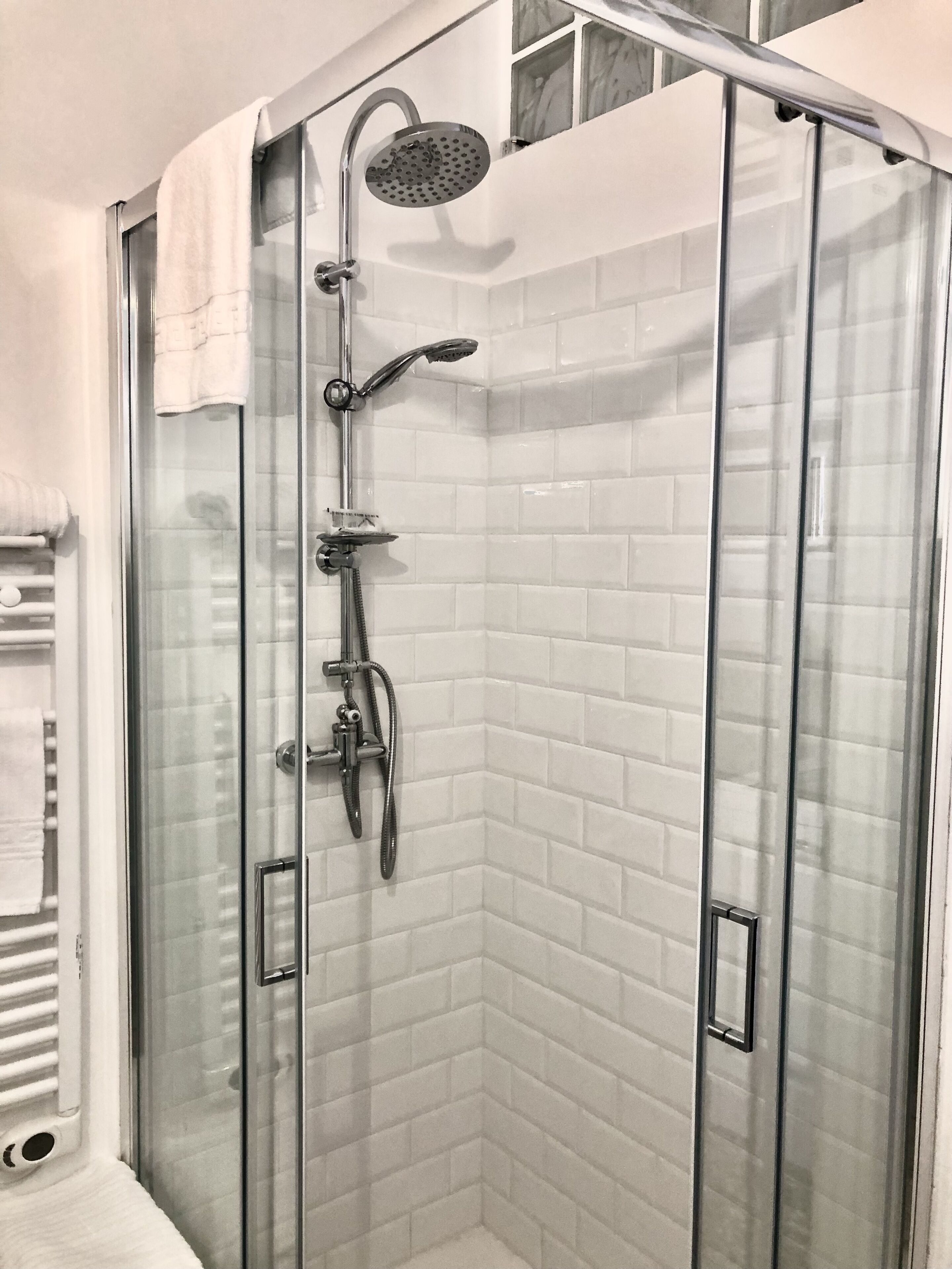 Family room with private batrhoom | Badezimmer | Dusche, Regendusche, kostenlose Toilettenartikel, Haartrockner