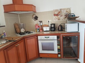 Een koelkast, een microgolfoven, een oven