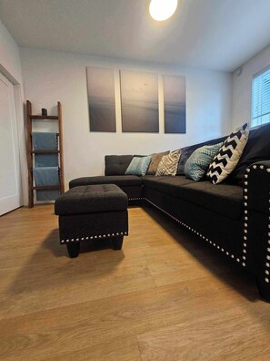 Smart TV, books - Escape to the Mountains & Ocean with your private hot tub! (Sooke)