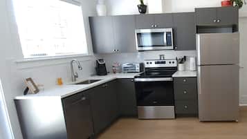 Geladeira, micro-ondas, fogão, cooktop
