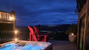 Un bain à remous avec vue sur la ville au crépuscule.