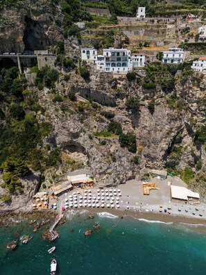 On the beach, black sand, beach umbrellas, beach towels - Eden sul Mare (Amalfi)