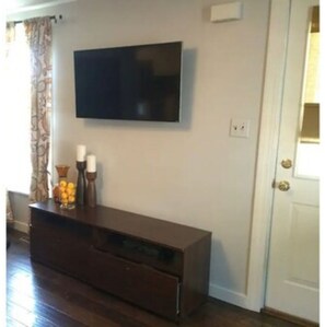 Interior - Cheerful 2 bedroom tiny home near downtown Corning (Raymond)