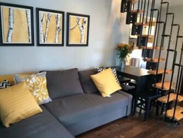 Living area - Cheerful 2 bedroom tiny home near downtown Corning (Raymond)