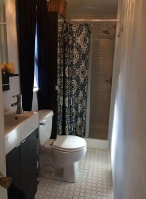 Secadora de cabello, toallas, jabón, papel de baño 