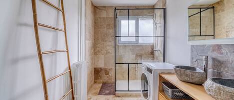 Douche, serviettes fournies