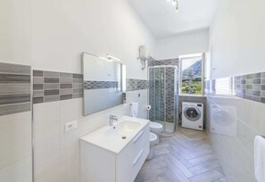 Hiustenkuivaaja, bidee, pyyhkeet, saippua