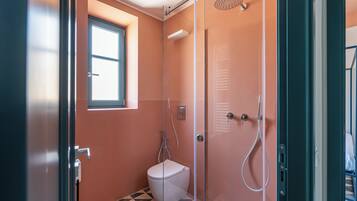 Standard-Stadtwohnung | Badezimmer | Dusche, kostenlose Toilettenartikel, Haartrockner, Handtücher