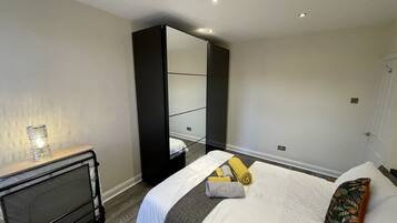 2 bedrooms, iron/ironing board, free WiFi, bed sheets