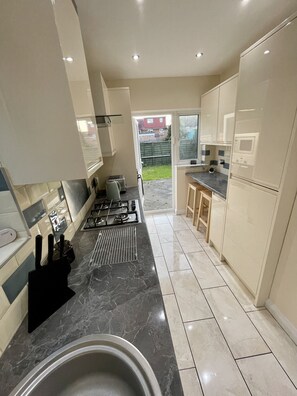 Kjøleskap, mikrobølgeovn, ovn og kokeplater