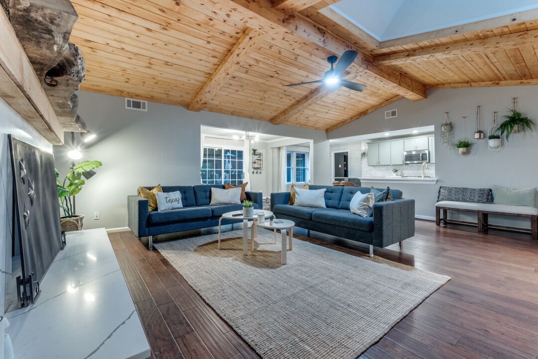 Een smart-tv, een open haard en tafelvoetbal