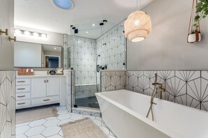 Shower, hair dryer, towels, soap - Heated Pool, Putting Green, Movie Theater and more! 4 bed/3 bath (Dallas)