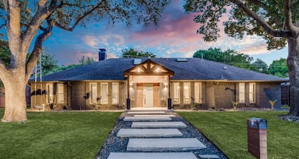 Heated Pool, Putting Green, Movie Theater and more! 4 bed/3 bath