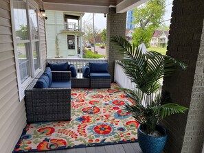 Terrace/patio - BEAUTIFUL 3 BRM - 5MIN WALK- 0.75 MILES TO FALLS!
& FREE TICKETS TO MAID OF MIST (Niagara Falls)