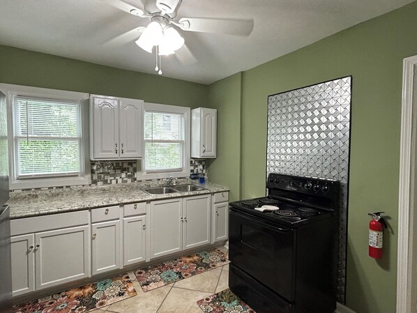 Private kitchen - BEAUTIFUL 3 BRM - 5MIN WALK- 0.75 MILES TO FALLS!
& FREE TICKETS TO MAID OF MIST (Niagara Falls)